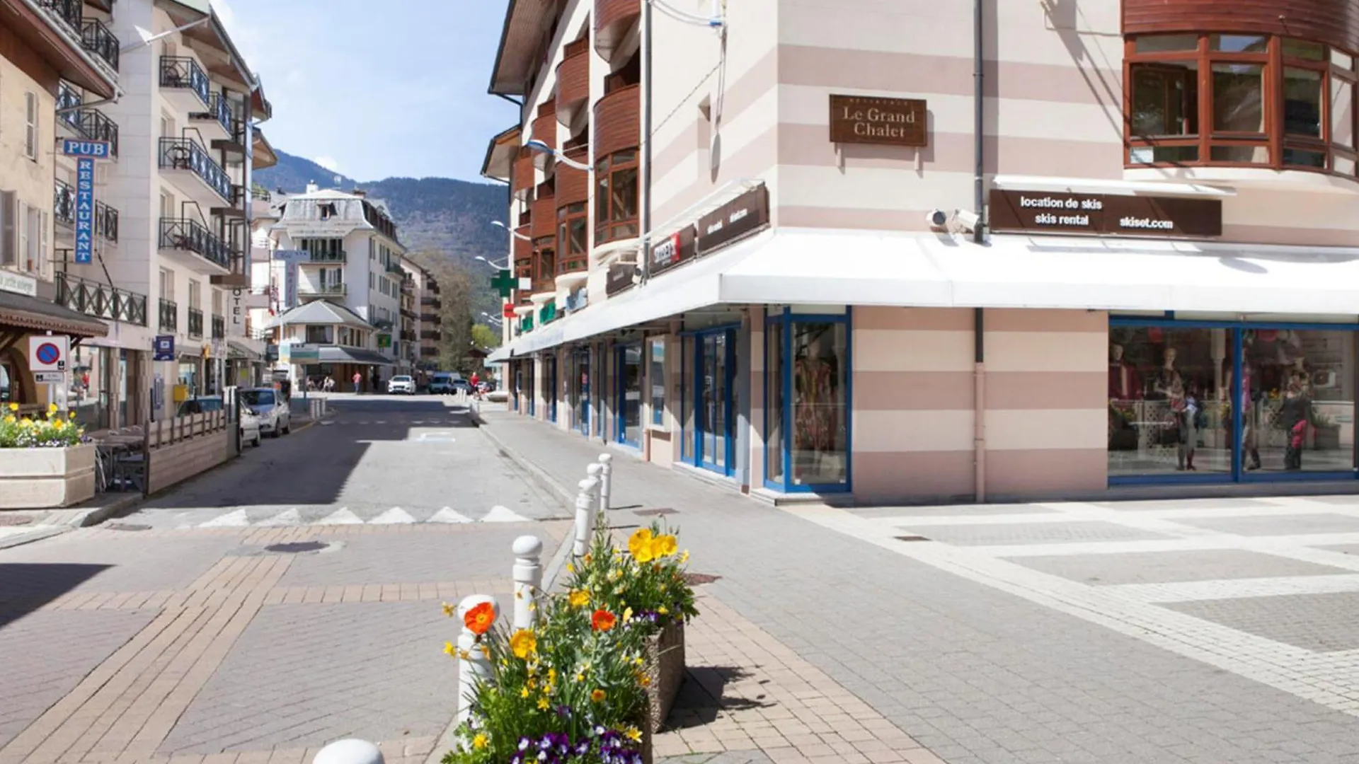 Apartment Appartement Centre-Ville Avec Terrasse A Brides-Les-Bains, Proche Telecabine Et Spa - Fr-1-512-138